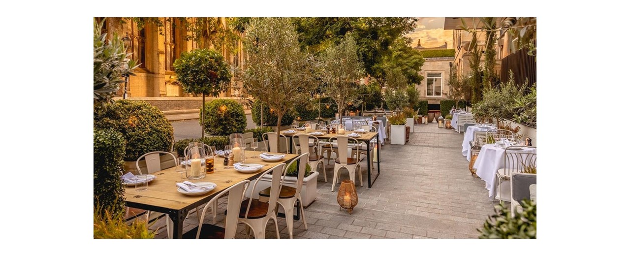 What should the outdoor dining area of a restaurant be considered about？